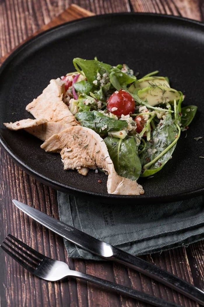 САЛАТ С КОПЧЕНОЙ ИНДЕЙКОЙ И КИНОА